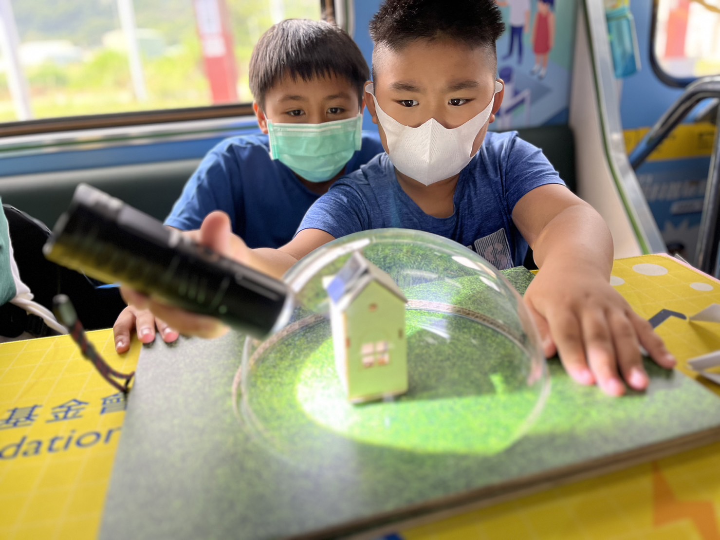 888集团參與基礎科學主題車廂，以STEAM教學精神，設計「逐日科學家」、「太陽能工程師」以及「淨零建築師」三大能源科普課程和實驗